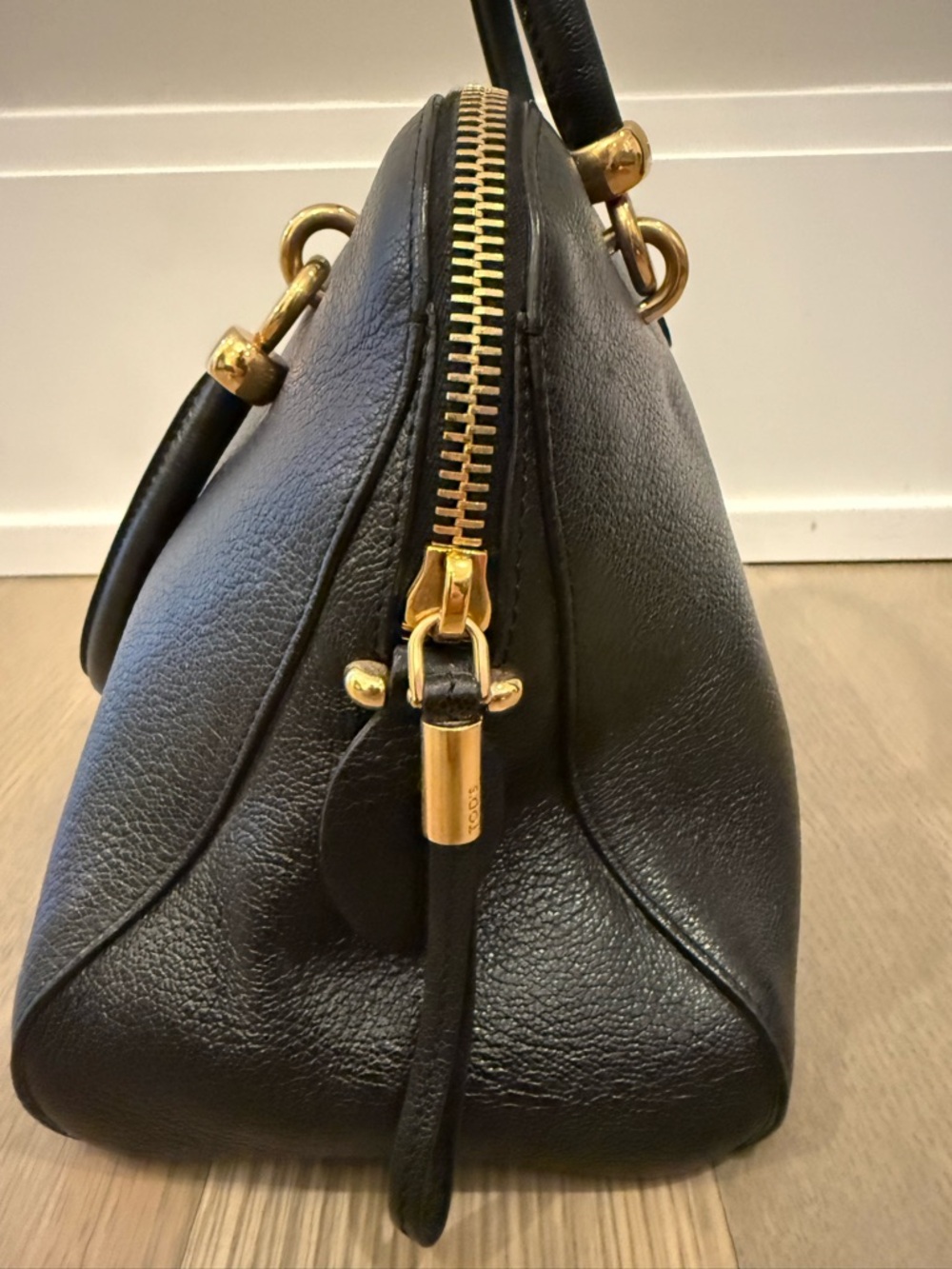 Tod’s Black Leather Dome Handbag with Gold Hardware - Picture 4 of 17